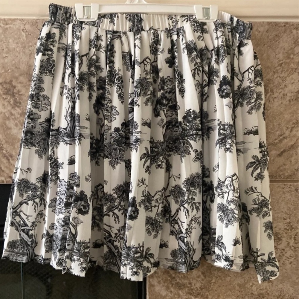Black and White midi skirt from Banana Republic. Flawless Condition